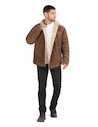 Chaqueta casual de hombre en color camel, confeccionada en suave pana de cordón fino.
