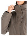 Detalles del cuello alto y gorro fijo de chaqueta casual en color oliva, diseñada para mayor cobertura.