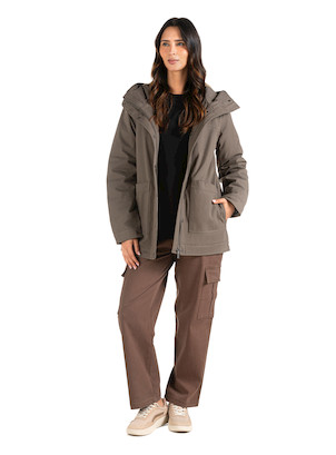 Chaqueta de mujer en color oliva, estilo casual, fabricada en algodón grueso, ideal para climas fríos.