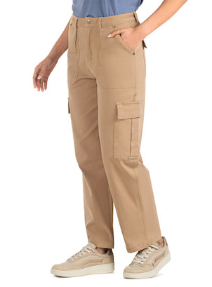 Pantalón de mujer con diseño militar refinado, perfecto para un look audaz.