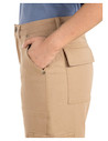 Pantalón casual de gabardina con tiro medio-alto, ideal para exploraciones urbanas.