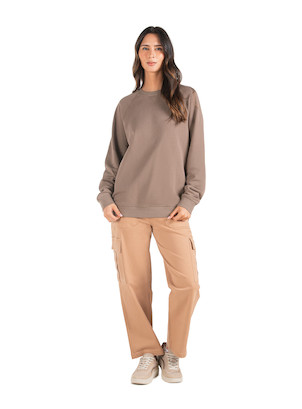 Pantalón casual de mujer color camel en suave gabardina, ideal para actividades al aire libre.