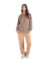 Pantalón casual de mujer color camel en suave gabardina, ideal para actividades al aire libre.