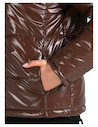 Chaqueta ligera de nylon en color marrón, diseñada para brindar confort y estilo.