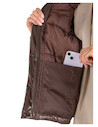 Parka de estilo rústico y refinado, adecuada para aventuras urbanas.