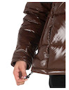 Chaqueta casual para mujer con cuello alto y puños elásticos, combinable con jeans o vestidos.