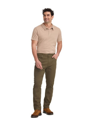 Pantalón de algodón y spandex en color café, diseñado para ofrecer comodidad y libertad de movimiento.