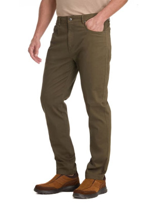 Pantalón cómodo en color café, hecho con tejido suave que mantiene la estructura y elegancia.