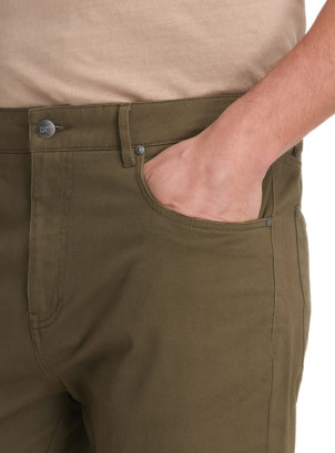 Pantalón stretch masculino en tono café, con pretina y bolsillos funcionales para mayor practicidad.
