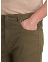 Pantalón stretch masculino en tono café, con pretina y bolsillos funcionales para mayor practicidad.