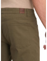 Pantalón casual en color café para hombre, con líneas limpias y estilo versátil que combina con diversas prendas.
