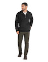 Pantalón negro casual para hombre, ideal para actividades al aire libre y paseos urbanos, confeccionado en 100% poliéster.