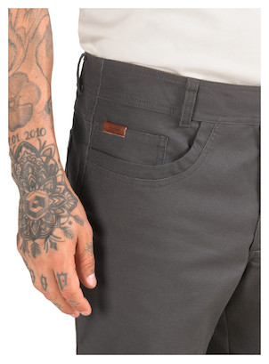 Perspectiva del pantalón gris que muestra su versatilidad al combinarse con diferentes estilos de camiseta.