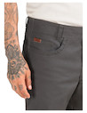 Perspectiva del pantalón gris que muestra su versatilidad al combinarse con diferentes estilos de camiseta.