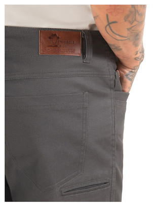 Textura suave del pantalón gris, resaltando la calidad del 98% algodón y 2% elastano, ideal para un uso prolongado.