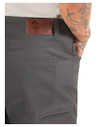 Textura suave del pantalón gris, resaltando la calidad del 98% algodón y 2% elastano, ideal para un uso prolongado.