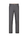 Vista de los prácticos bolsillos del pantalón gris de corte recto, perfecto para un estilo urbano.