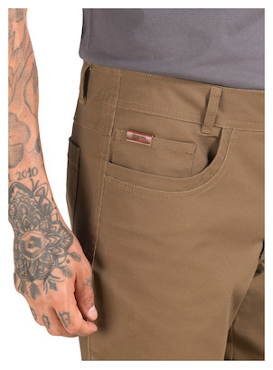 Pantalón casual para hombre en color café, ideal para combinar con camisas ligeras o chaquetas.