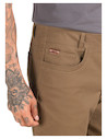 Pantalón casual para hombre en color café, ideal para combinar con camisas ligeras o chaquetas.