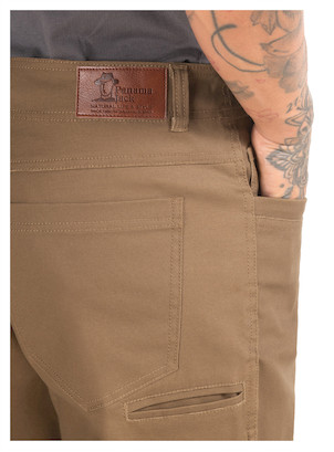 Textura suave del pantalón café, diseñado para adaptarse a cada movimiento con elegancia y confort.