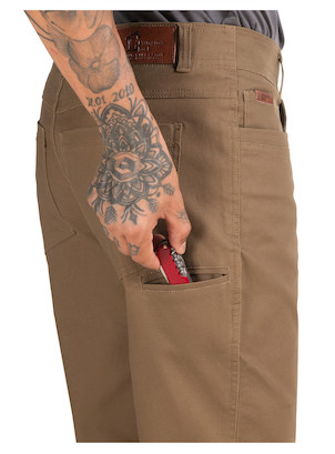 Detalles de bolsillos laterales en pantalón café, combinando funcionalidad y estilo casual para hombre.