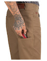 Detalles de bolsillos laterales en pantalón café, combinando funcionalidad y estilo casual para hombre.