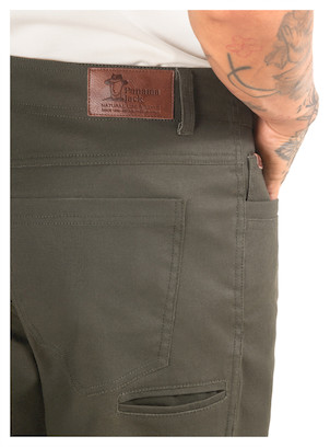 Pantalón en color oliva, ideal para combinar con camisetas básicas y botines robustos, versátil para cualquier ocasión.