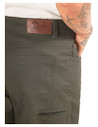 Pantalón en color oliva, ideal para combinar con camisetas básicas y botines robustos, versátil para cualquier ocasión.