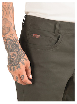 Pantalón casual en oliva, con una estructura firme que se adapta a cada aventura sin sacrificar la estética.