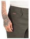 Pantalón casual en oliva, con una estructura firme que se adapta a cada aventura sin sacrificar la estética.