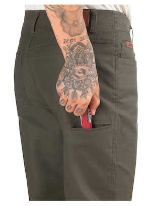 Pantalón masculino en color oliva, diseñado para ofrecer comodidad y estilo en entornos urbanos y naturales.