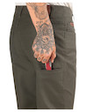 Pantalón masculino en color oliva, diseñado para ofrecer comodidad y estilo en entornos urbanos y naturales.