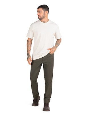 Pantalón casual de hombre en color oliva, confeccionado en 98% algodón y 2% elastano, ideal para actividades al aire libre.