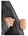 Textura del material de nylon de la parka gris, resistente y estilosa.