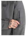 Bolsillos laterales de la parka gris, prácticos y cómodos para uso diario.