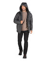 Parka gris de hombre, casual y acolchada, ideal para actividades al aire libre.