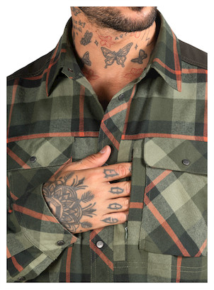 5Combinación de colores y patrones que aportan carácter a la camisa casual masculina.