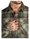 5Combinación de colores y patrones que aportan carácter a la camisa casual masculina.