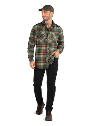 1Camisa verde casual de hombre con patrón a cuadros y detalles en nylon, ideal para actividades al aire libre.