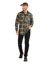 1Camisa verde casual de hombre con patrón a cuadros y detalles en nylon, ideal para actividades al aire libre.