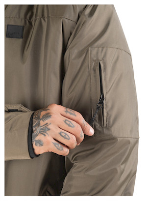 Parka casual en oliva, diseñada para adaptarse a diversas condiciones climáticas.