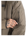 Parka casual en oliva, diseñada para adaptarse a diversas condiciones climáticas.