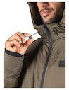 Parka masculina en color oliva, con cierre frontal de cremallera y bolsillos estratégicamente ubicados.