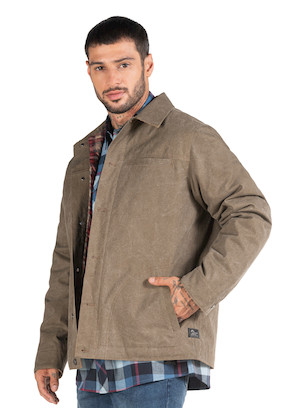 Chaqueta taupe de hombre, estilo casual, con textura robusta que resalta su carácter urbano y versatilidad.