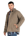 Chaqueta taupe de hombre, estilo casual, con textura robusta que resalta su carácter urbano y versatilidad.