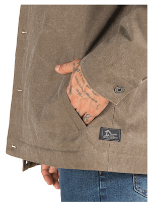 Chaqueta de algodón para hombre en color taupe, con bolsillos funcionales, combinable con camisas o sweaters.