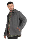 Chaqueta gris de algodón para hombre, diseñada para la libertad de movimiento y exploración.