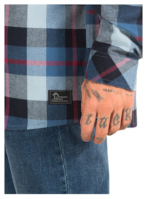 Textura suave y resistente del algodón en la camisa de hombre, perfecta para moverte con libertad.