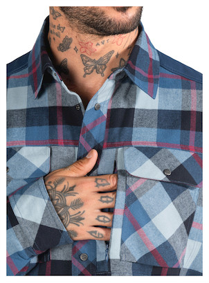 Detalles de los prácticos bolsillos frontales en la camisa de hombre, ideal para un look relajado.