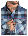 Detalles de los prácticos bolsillos frontales en la camisa de hombre, ideal para un look relajado.